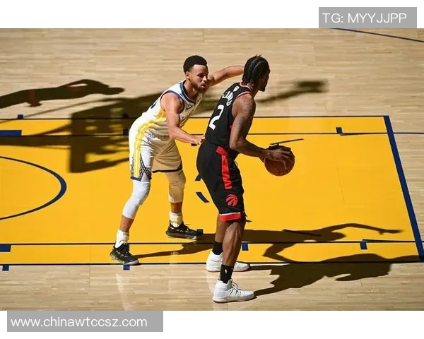 库里三分绝杀骑士再现经典瞬间NBA历史对决的传奇时刻回顾