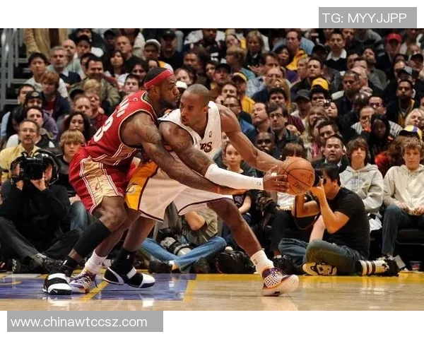 内特罗宾逊与詹姆斯的巅峰对决谁能笑到最后的篮球传奇之战