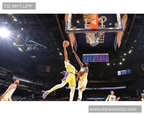 太阳队与独行侠队激战正酣比分胶着引发球迷热议